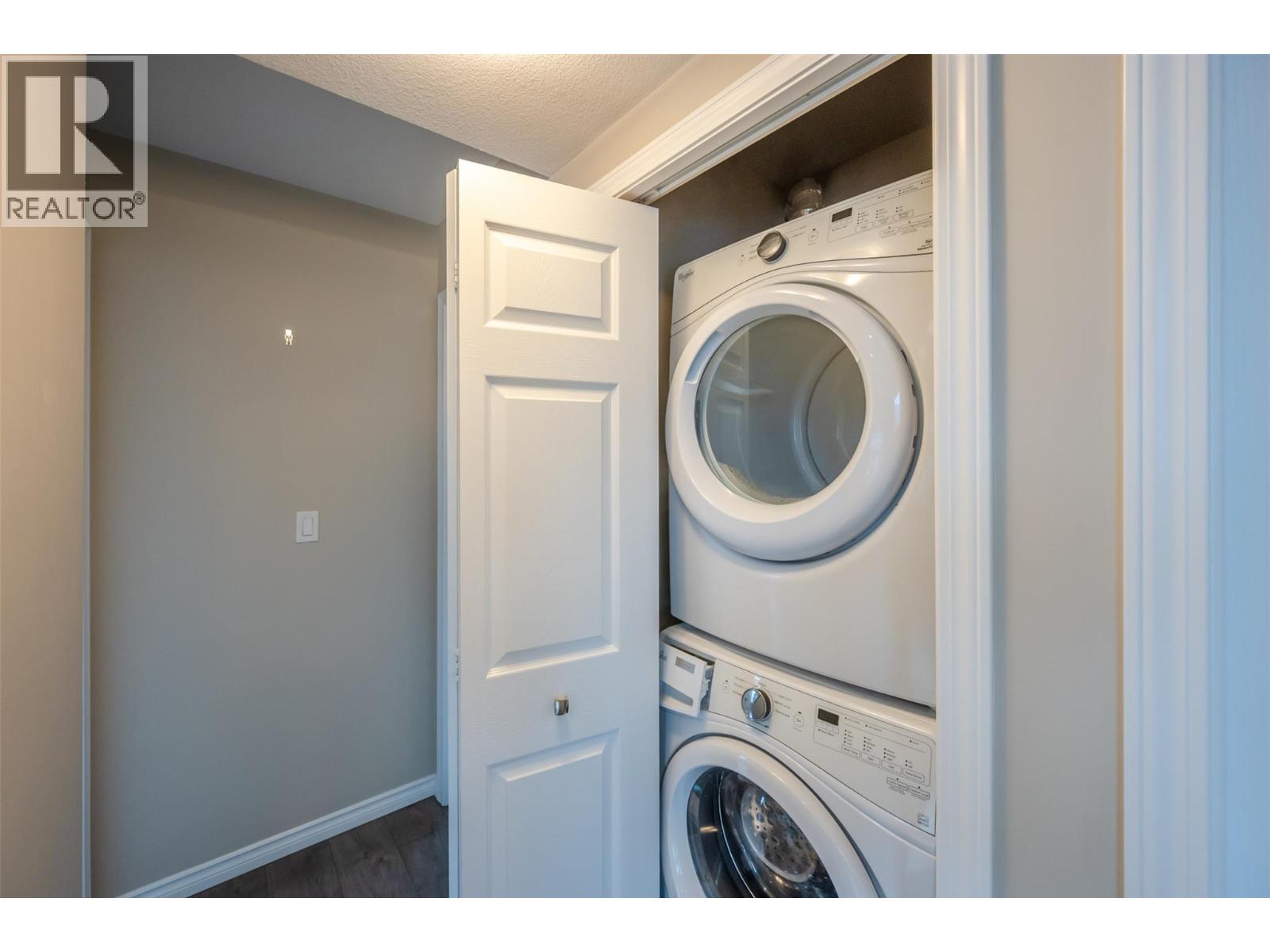 201 3388 Skaha Lake Road, Penticton — in-suite laundry