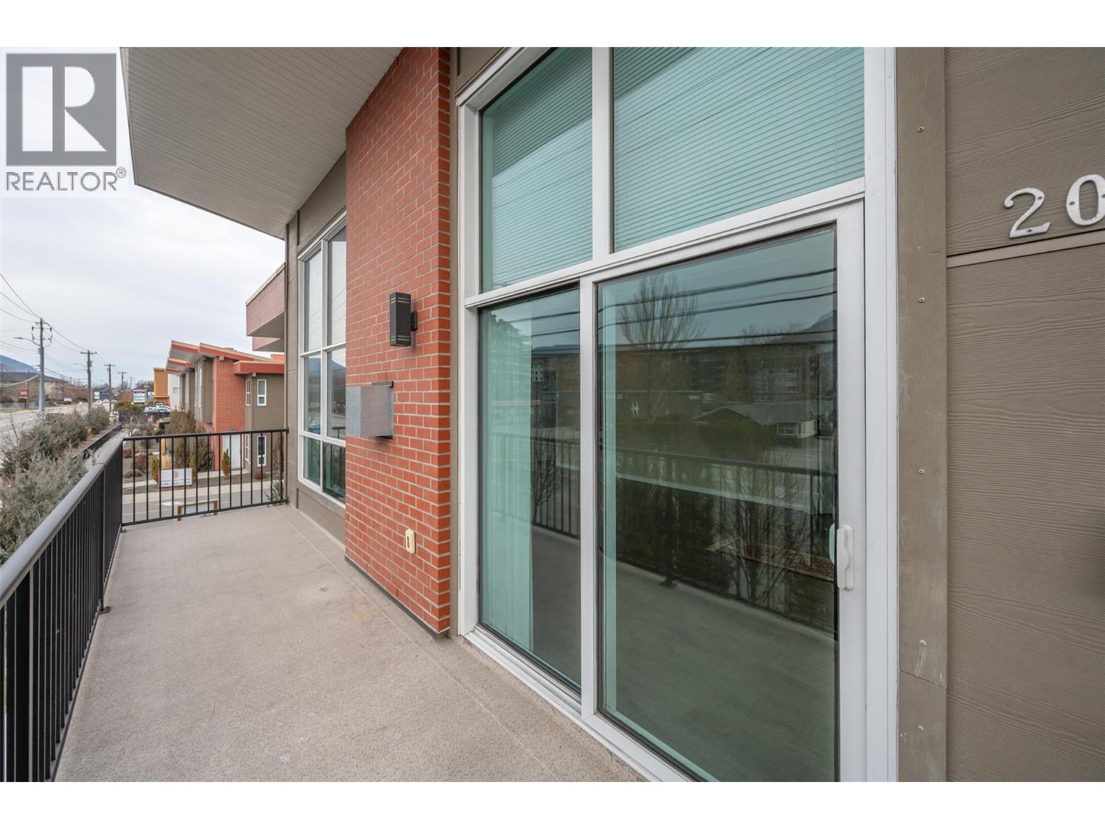 201 3388 Skaha Lake Road, Penticton — expansive patio