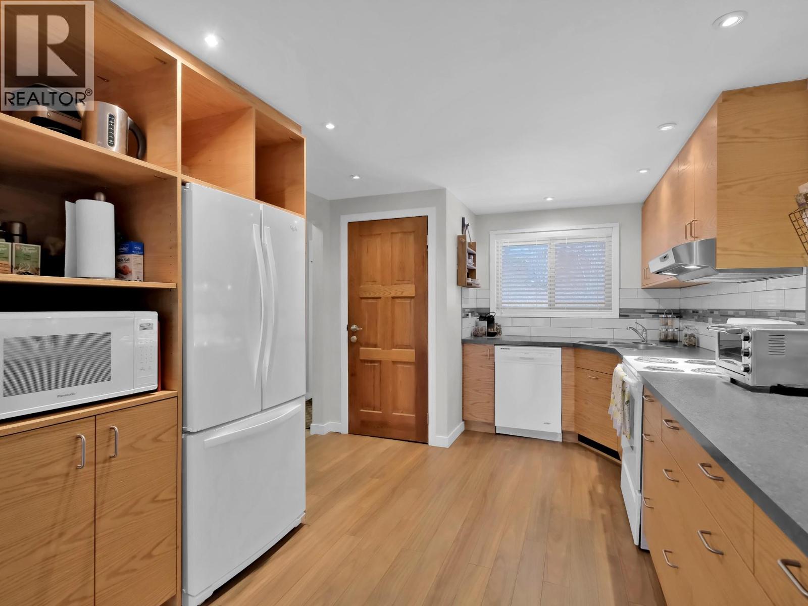 225 Clearview Road Unit 903 — full-size kitchen