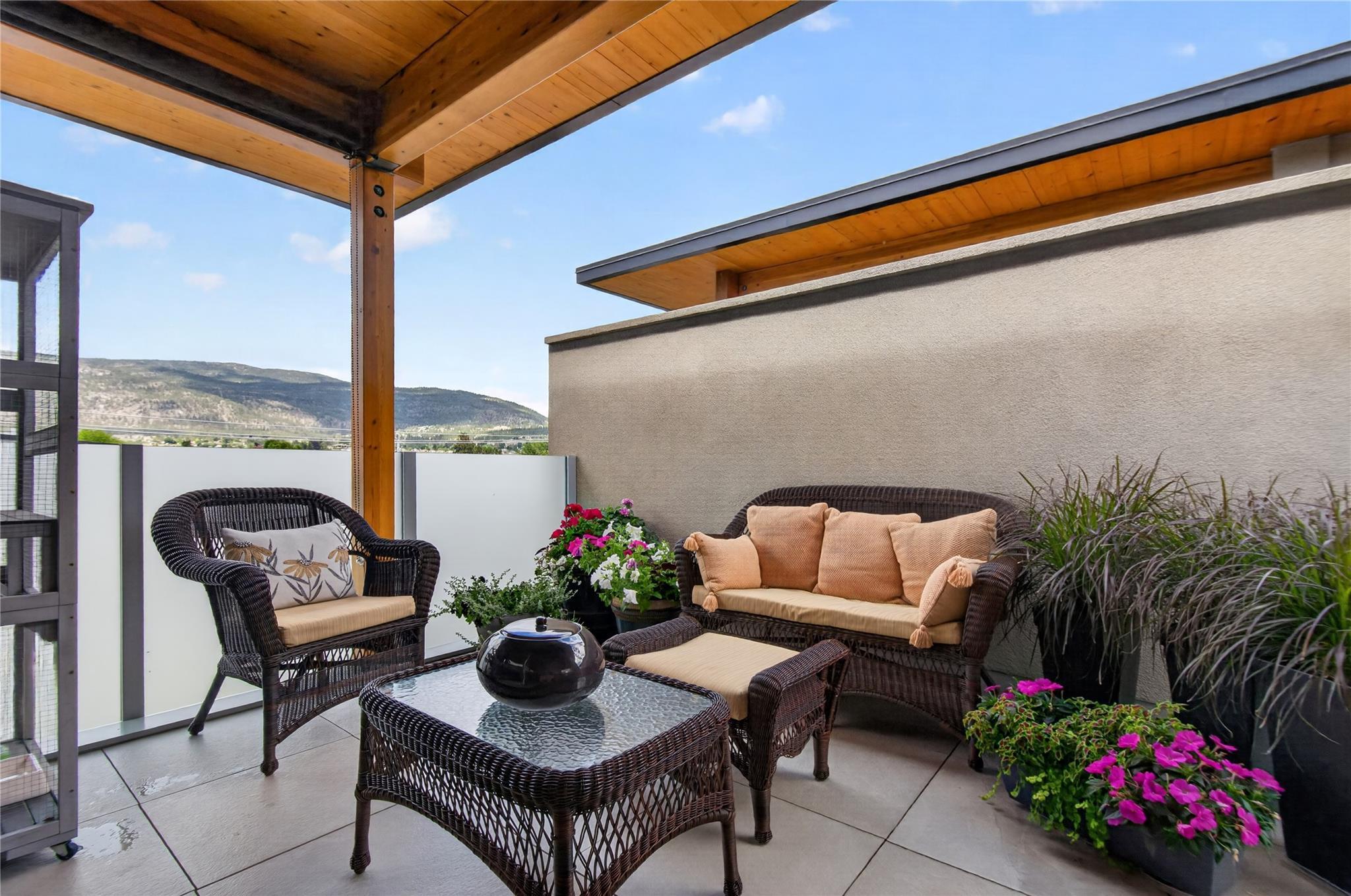 102-433 Churchill Avenue, Penticton — covered upper balcony with outdoor seating
