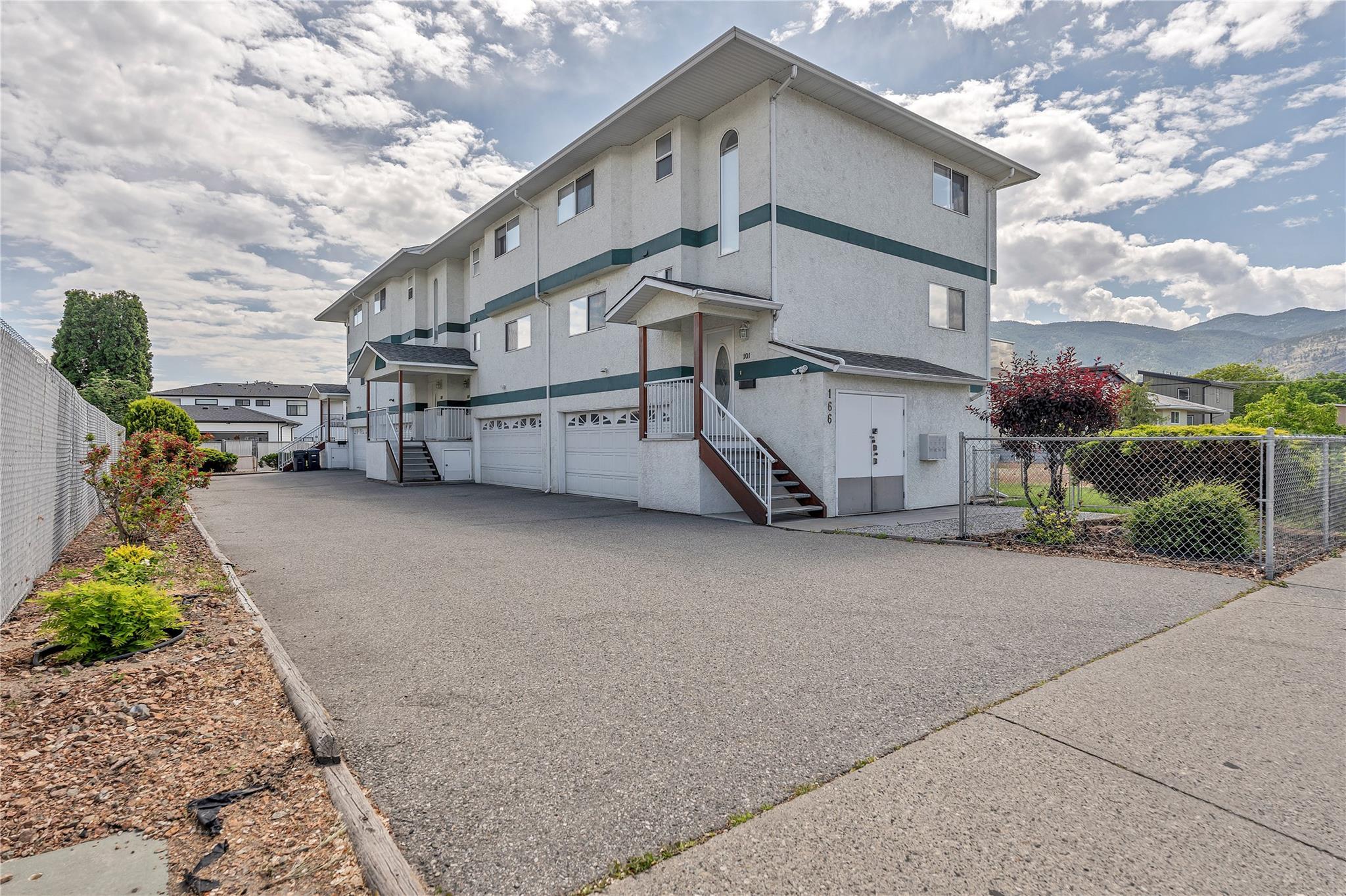 103 166 Green Avenue W, Penticton — front exterior and attached garages