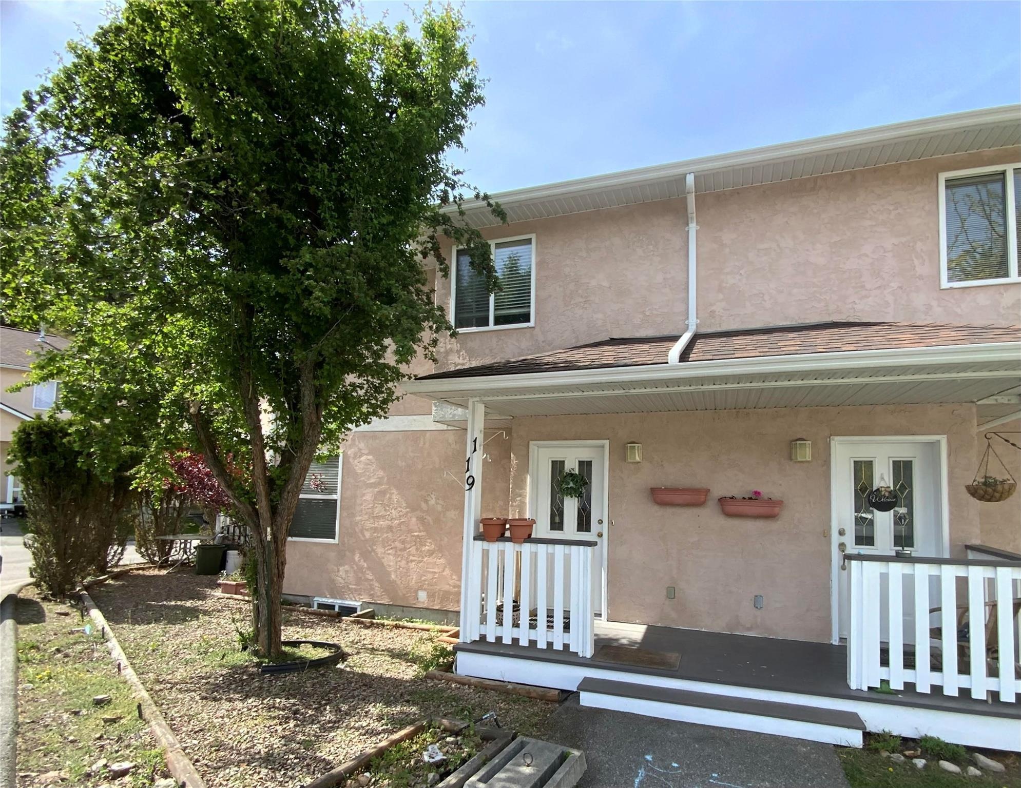 Front exterior and covered entry of Unit 119 at Cascade Gardens in Penticton.