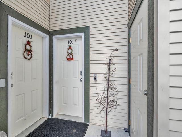 101-156 Clearview Crescent, Apex Mountain — Unit 101 covered entrance