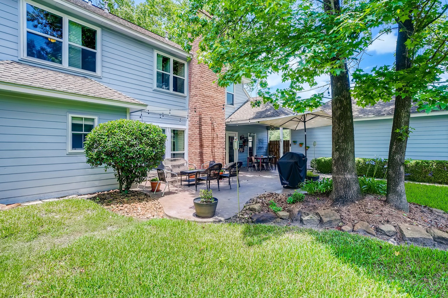 Representative landscaped backyard and patio used for a Penticton townhome private-yard buyer guide; not a specific property